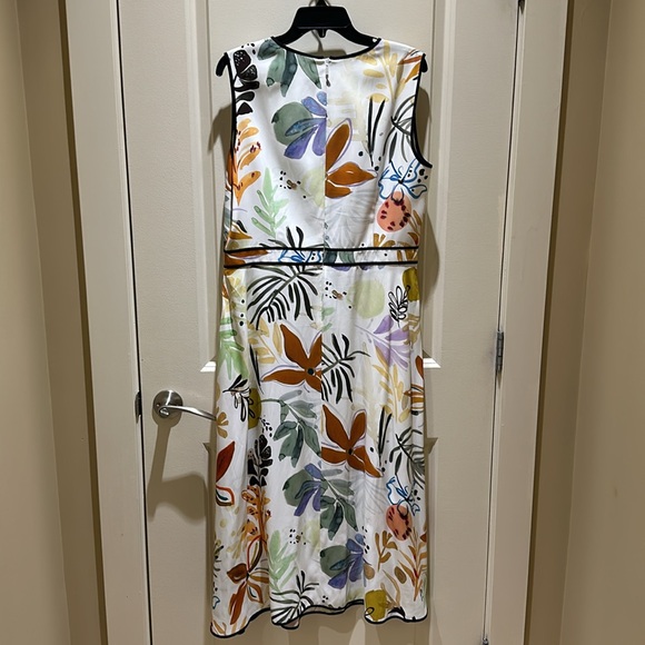 Gorgeous maxi dress with a-line structure. - Picture 2 of 6